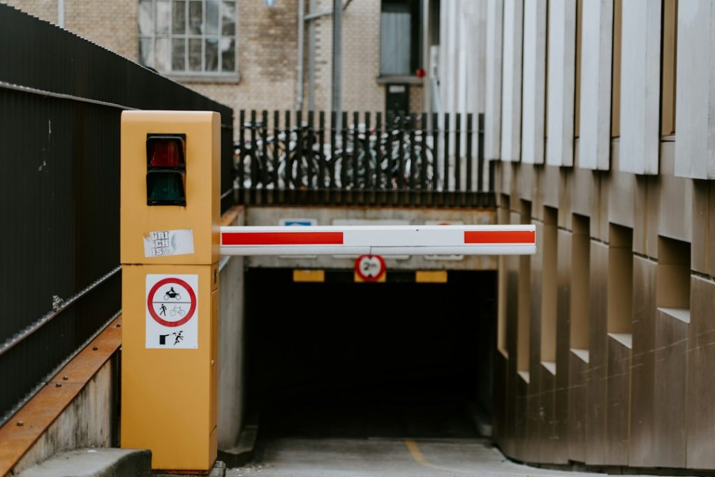 Automatic access barrier gate